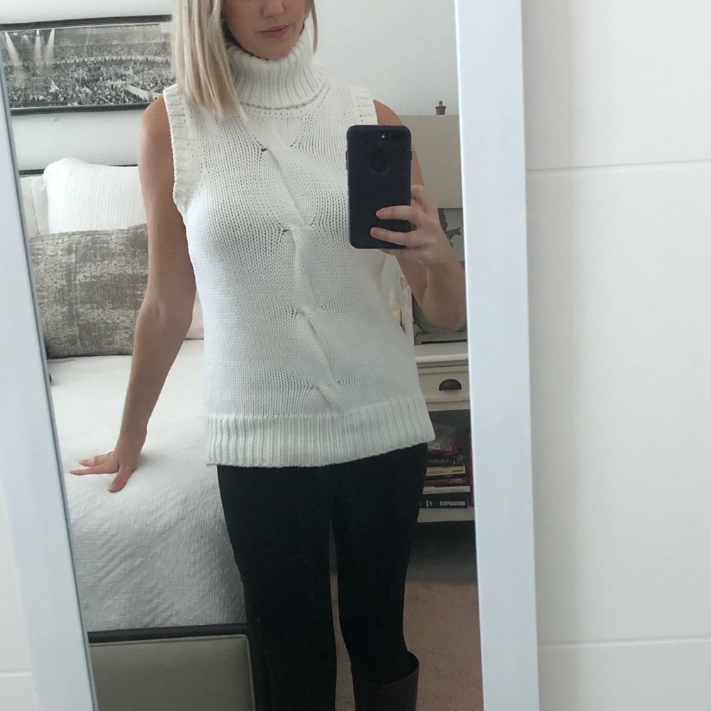 Sleeveless chunky cream turtleneck